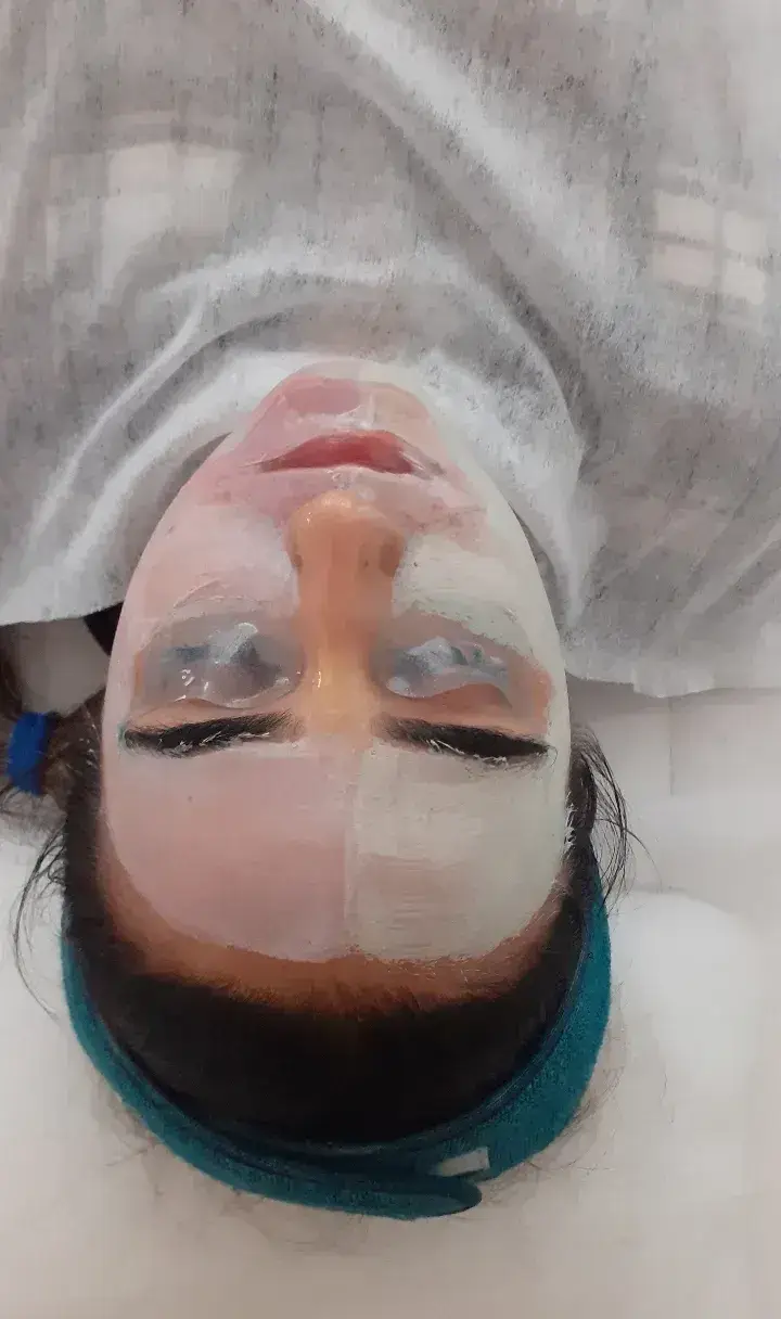 مراحل انجام فیشیال تخصصی پوست صورت و پاکسازی عمیق با ماسکهای مغذی و آبرسان دو رنگ در کلینیک زیبایی و مراقبت پوست