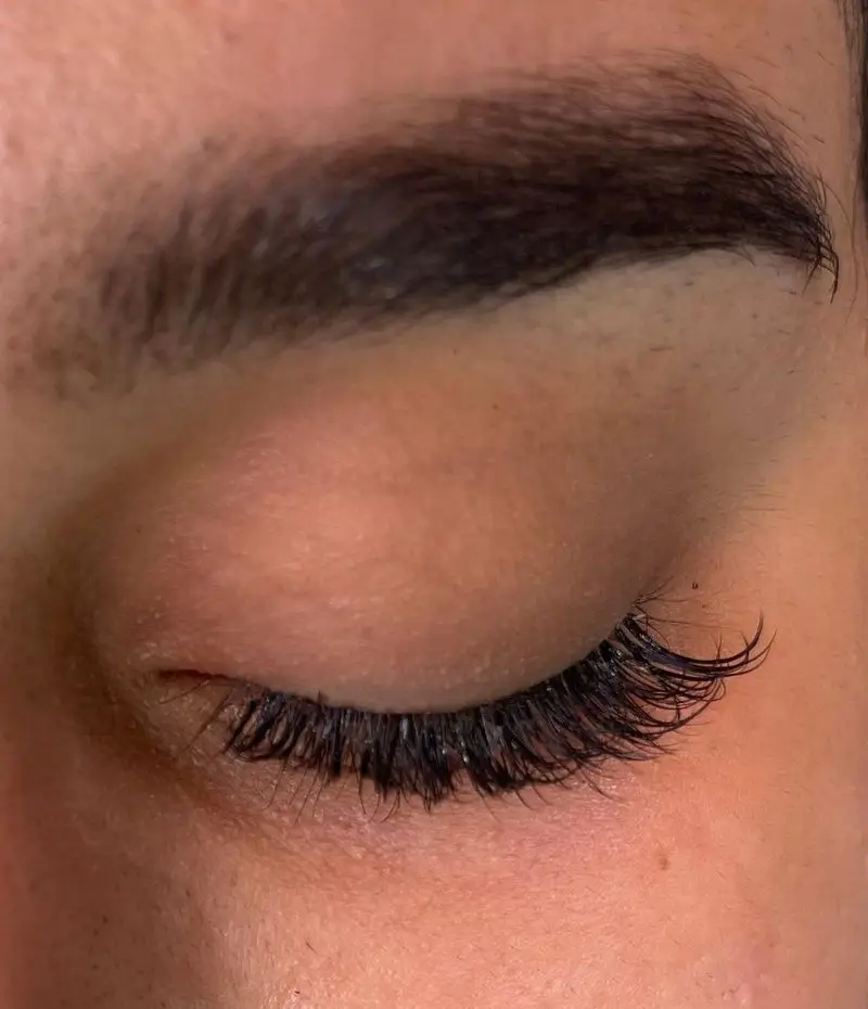 نمونه کار حرفه ای اکستنشن مژه والیوم و کاشت مژه طبیعی به همراه لیفت ابرو در سالن تخصصی زیبایی و کاشت مژه شیک دخترانه
