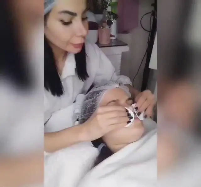 آموزش پاکسازی پوست صورت و فیشیال تخصصی در کلینیک زیبایی توسط بیوتی تراپیست مجرب با استفاده از پدهای پنبهای مرطوب
