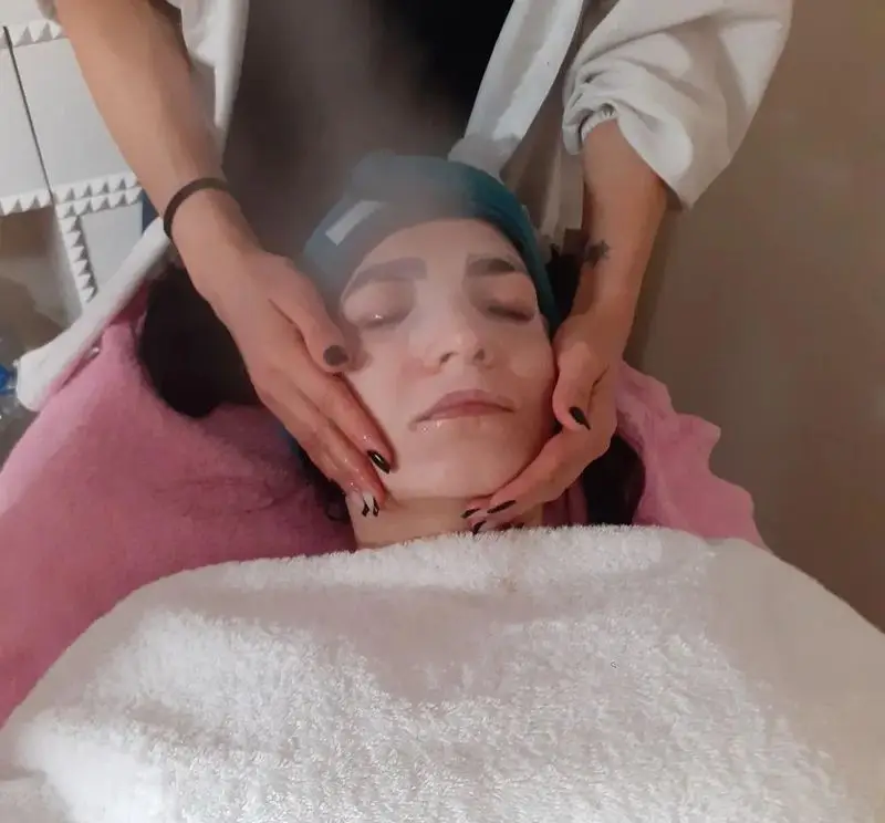 مراحل انجام فیشیال تخصصی و ماساژ صورت همراه با بخور گرم جهت پاکسازی عمیق، آبرسانی و جوانسازی پوست در کلینیک زیبایی