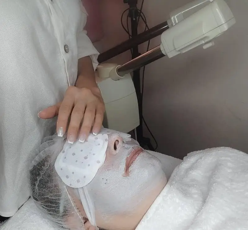فیشیال و پاکسازی تخصصی پوست در سالن زیبایی ساناز صفری؛ مراقبت حرفهای از پوست با ماسک و بخور برای پوستی شاداب و جوان.