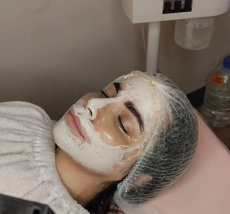 مراحل انجام فیشیال تخصصی پوست و گذاشتن ماسک مغذی و آبرسان روی صورت مشتری در سالن زیبایی ساناز صفری جهت جوانسازی