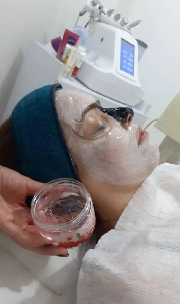 خدمات فیشیال تخصصی و مراقبت پوست در سالن زیبایی ساناز صفری با ماسک صورت، محافظ چشم و اسکراب میوه ای برای پاکسازی عمقی پوست.