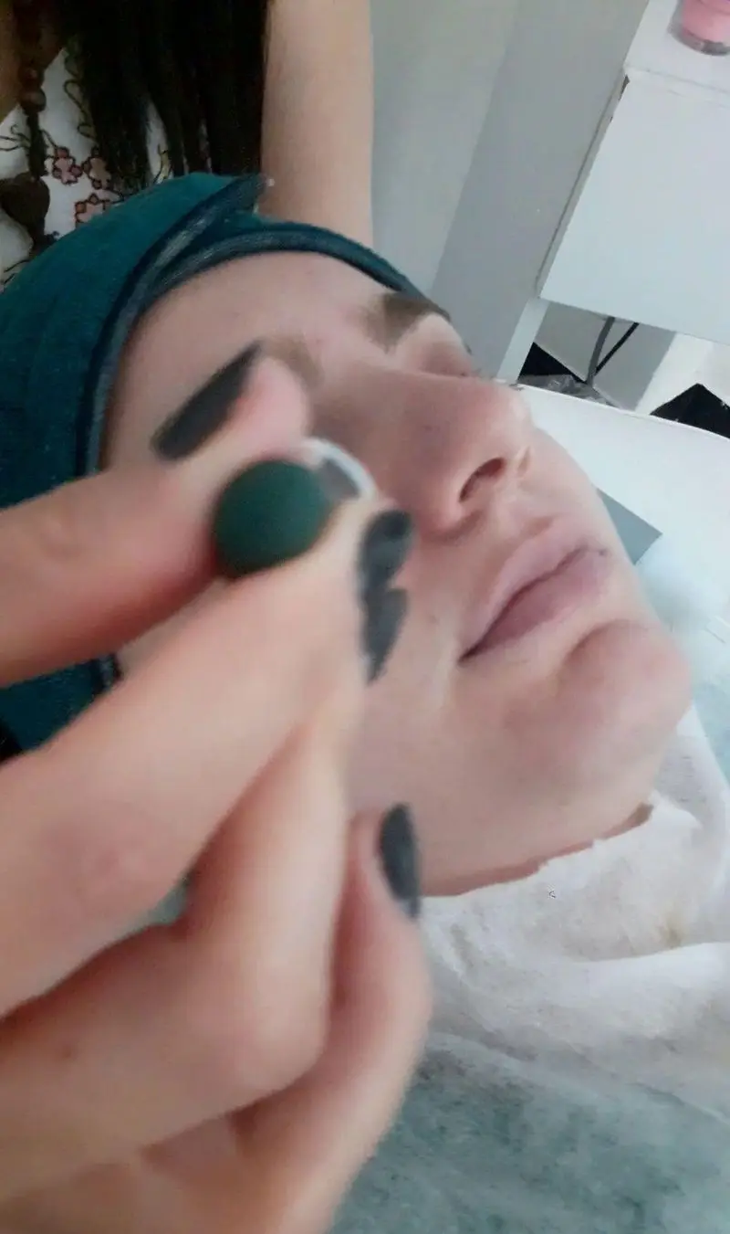 مشتری در سالن زیبایی ساناز صفری در حال دریافت فیشیال و ماسک صورت است. این تصویر خدمات مراقبت از پوست و جوانسازی را نشان میدهد.