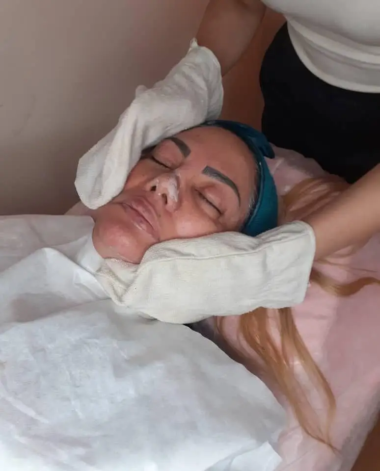 تجربه درمانی شگفتانگیز در سالن زیبایی ساناز صفری؛ مراقبت تخصصی از پوست صورت و بهبود شادابی با ماساژ حرفهای.