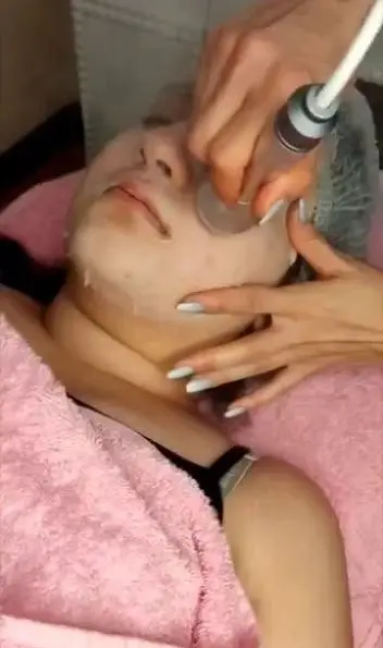 مراحل انجام خدمات پاکسازی و فیشیال تخصصی پوست صورت با دستگاه هیدرودرمی جهت جوانسازی و آبرسانی در کلینیک زیبایی