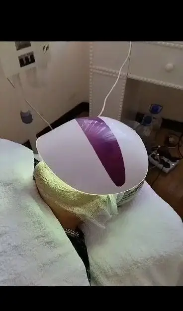 استفاده از دستگاه نوردرمانی و ماسک الایدی جهت مراقبت و پاکسازی پوست صورت مراجعهکننده در سالن زیبایی ساناز صفری