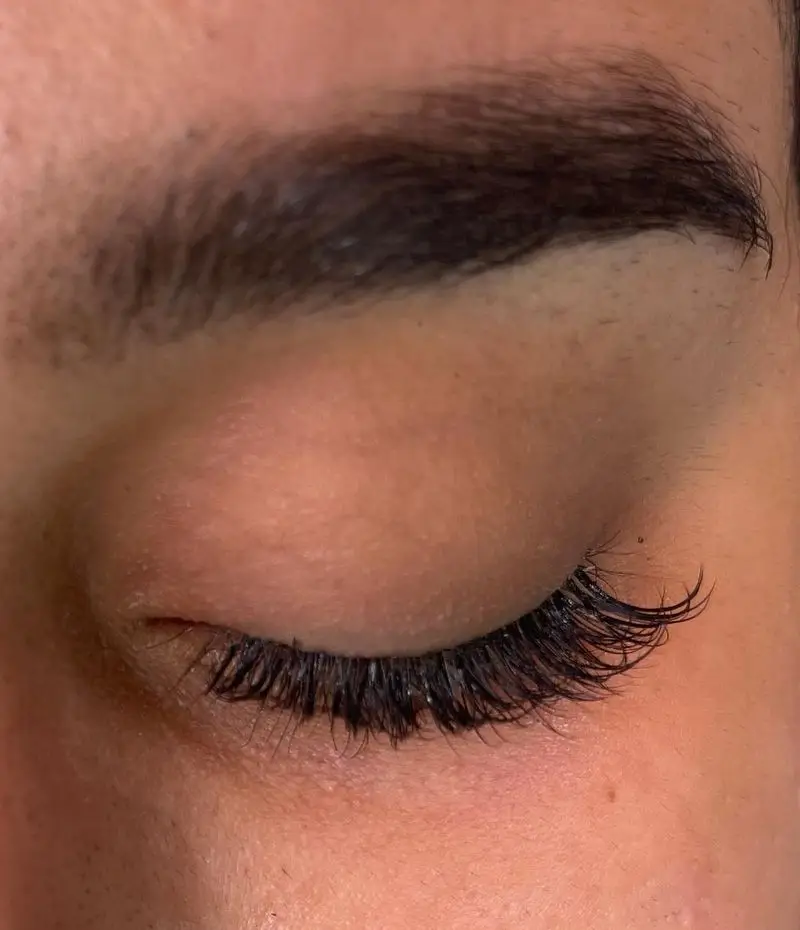 نمونه کار حرفهای کاشت و اکستنشن مژه والیوم طبیعی و مشکی با مژههای تار به تار بلند به همراه ابروی مرتب شده زنانه