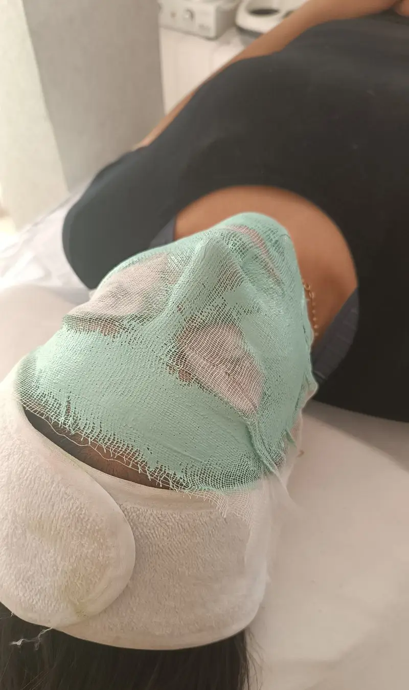 مراحل انجام فیشیال تخصصی صورت همراه با ماسک سبز رنگ پاکسازی پوست در سالن زیبایی ساناز صفری جهت شادابی و جوانسازی