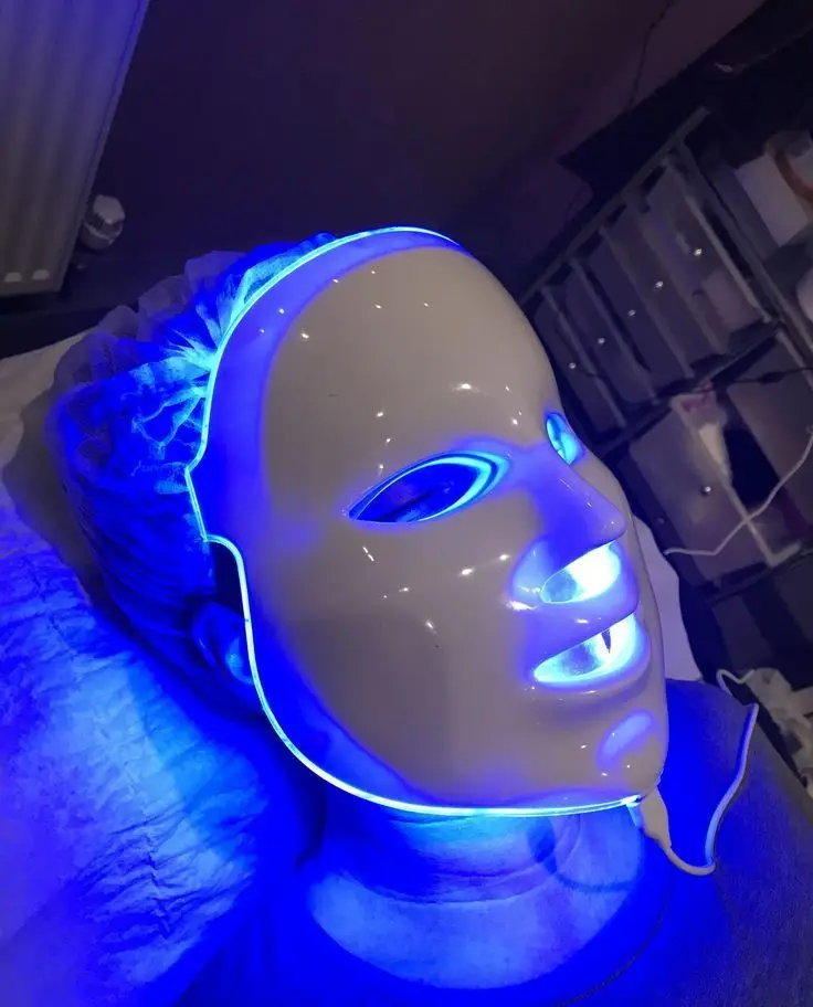 دستگاه نور درمانی صورت با ماسک ال ای دی نور آبی برای درمان جوش، آکنه و پاکسازی و جوانسازی پوست در مرکز زیبایی پوست