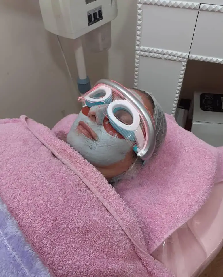 مراحل پاکسازی و فیشیال تخصصی پوست صورت همراه با ماسک خاک رس و عینک محافظ چشم در کلینیک زیبایی و جوانسازی پوست صورت