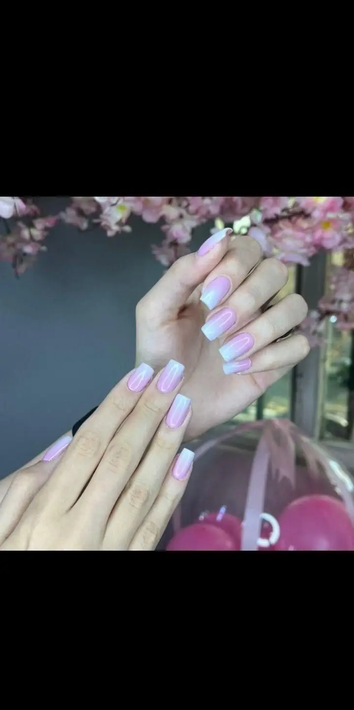 کاشت ناخن فرنچ آمبره صورتی و سفید با کیفیت بالا در سالن زیبایی ساناز صفری. طراحی شیک و زیبای ناخنهای مربعی برای دستان شما.