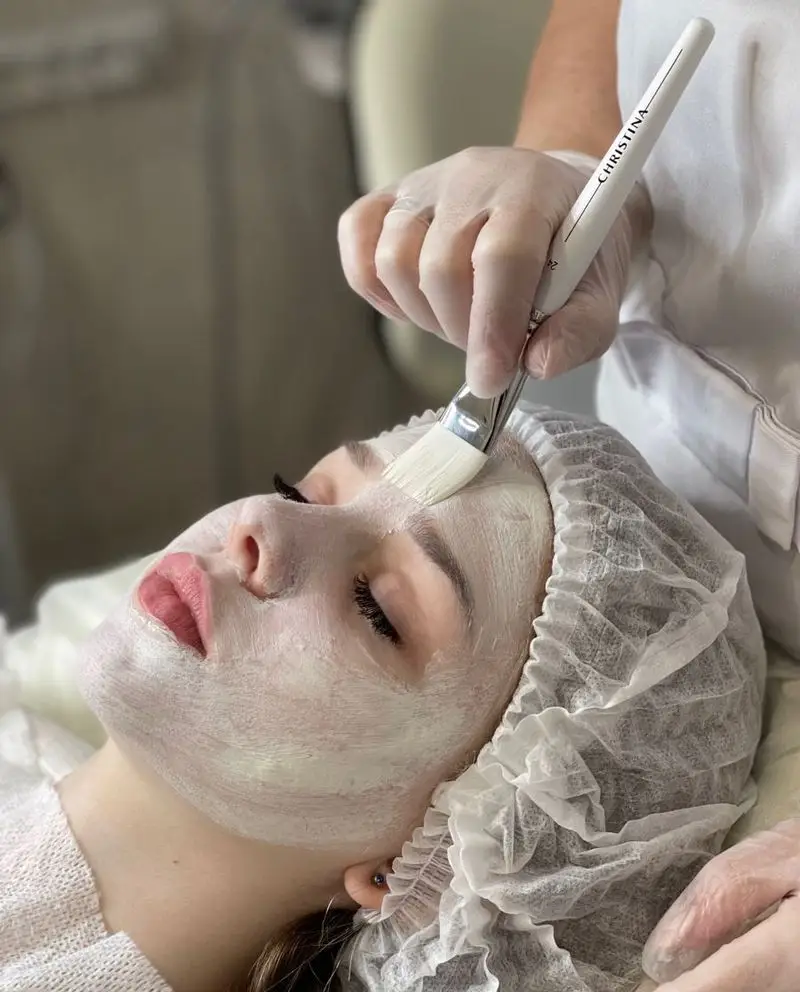 مراحل اعمال ماسک پاکسازی و جوانسازی پوست صورت با قلممو توسط متخصص فیشیال در بخش خدمات پوست سالن زیبایی ساناز صفری