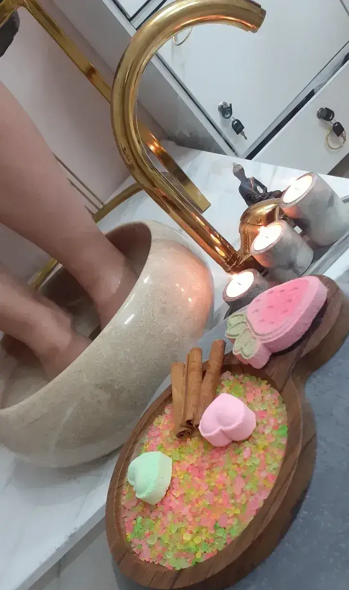 انجام مراحل پدیکور در حوضچه آب گرم همراه با نمکهای معطر رنگی، کوکتل، چوب دارچین و شمع در سالن زیبایی ساناز صفری