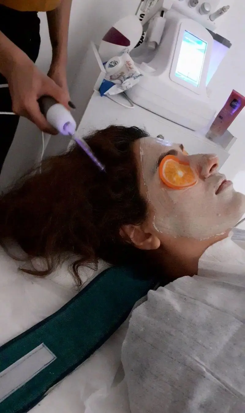 خدمات زیبایی صورت در سالن ساناز صفری: ماسک صورت، تزریق ژل، هایفو، لیزر و لاغری موضعی با دستگاههای پیشرفته.