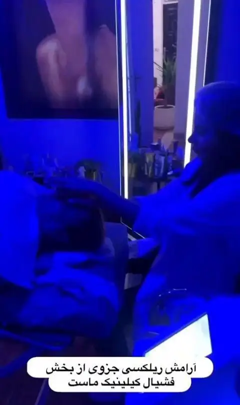 مشتری در حال فیشیال و مراقبت پوست تخصصی در سالن زیبایی ساناز صفری، تجربهای آرامشبخش برای جوانسازی پوست.