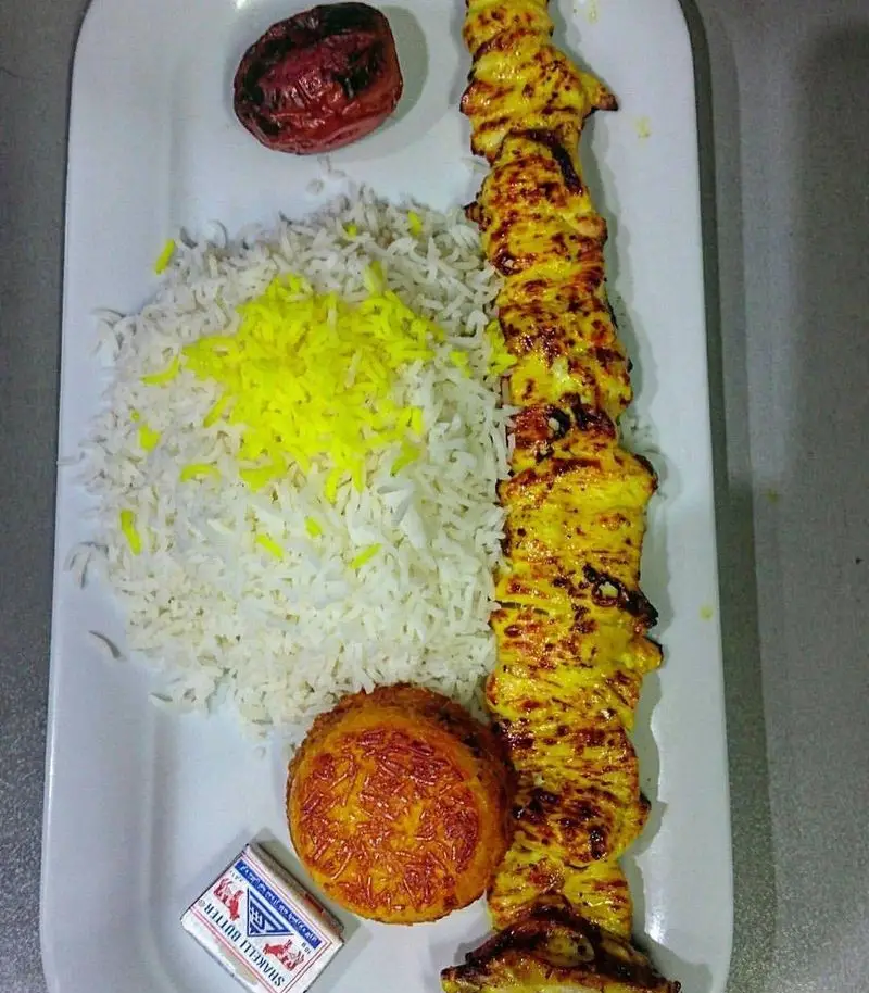 چلو جوجه کباب لذیذ رستوران امامی با برنج زعفرانی، ته دیگ طلایی و گوجه کبابی؛ بهترین غذای ایرانی برای سفارش آنلاین.