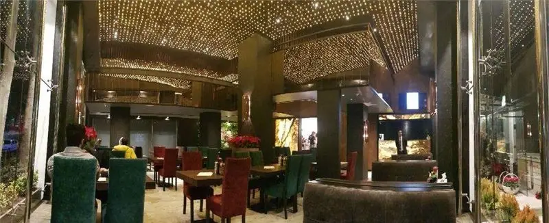 دکوراسیون داخلی لوکس و مدرن رستوران میخوش با سقف نورانی خیره کننده و محیطی دلنشین برای صرف غذا و دورهمی شبانه.