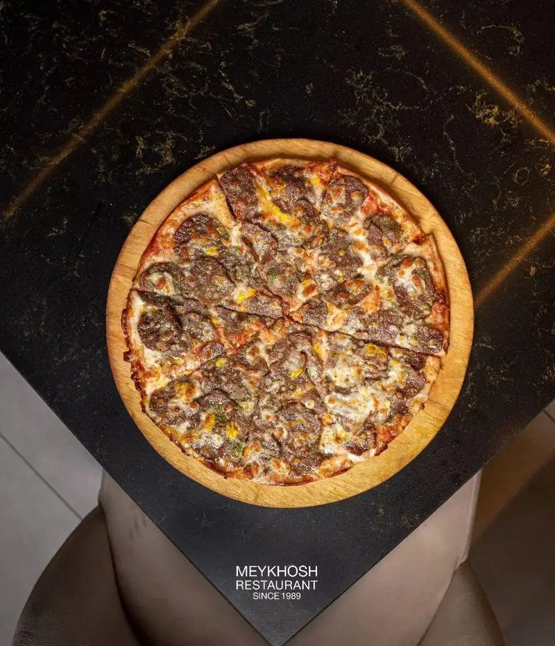 پیتزا گوشت لذیذ و تازه رستوران میخوش، نمادی از کیفیت و تجربه از سال ۱۹۸۹. طعمی به‌یادماندنی برای شما.