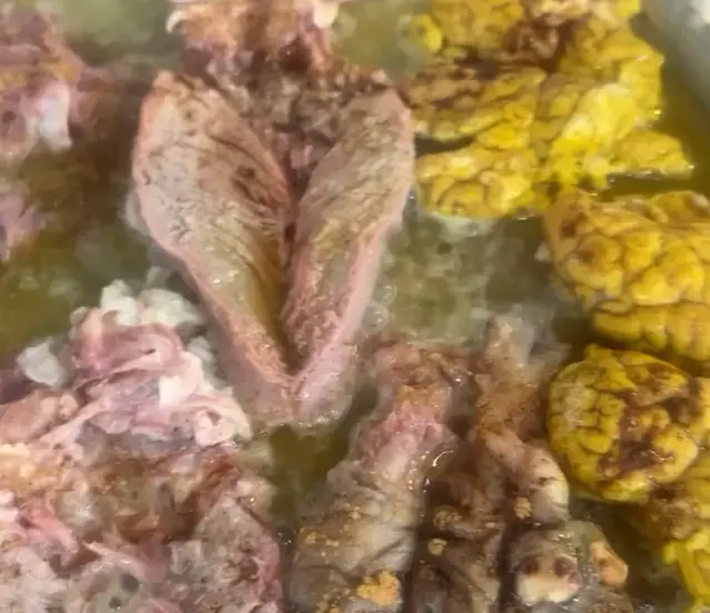 تصویری از پخت کله پاچه، زبان و مغز تازه در طباخی توکلی. غذای سنتی و لذیذ ایرانی با بالاترین کیفیت.