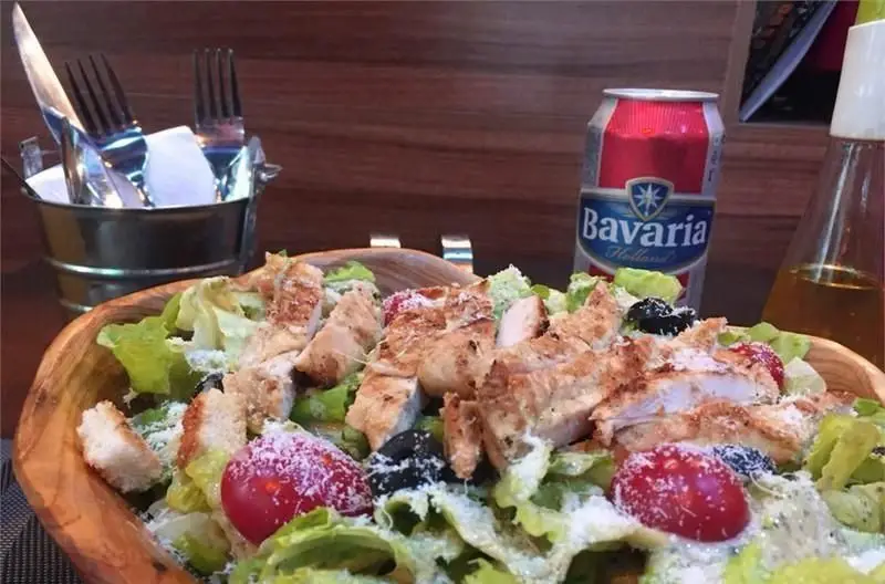 سالاد سزار محبوب کافه رستوران ملورین: ترکیبی لذیذ از جوجه گریل، کاهو تازه، پنیر پارمزان و گوجه گیلاسی، ایده‌آل برای ناهار یا شامی دلپذیر.