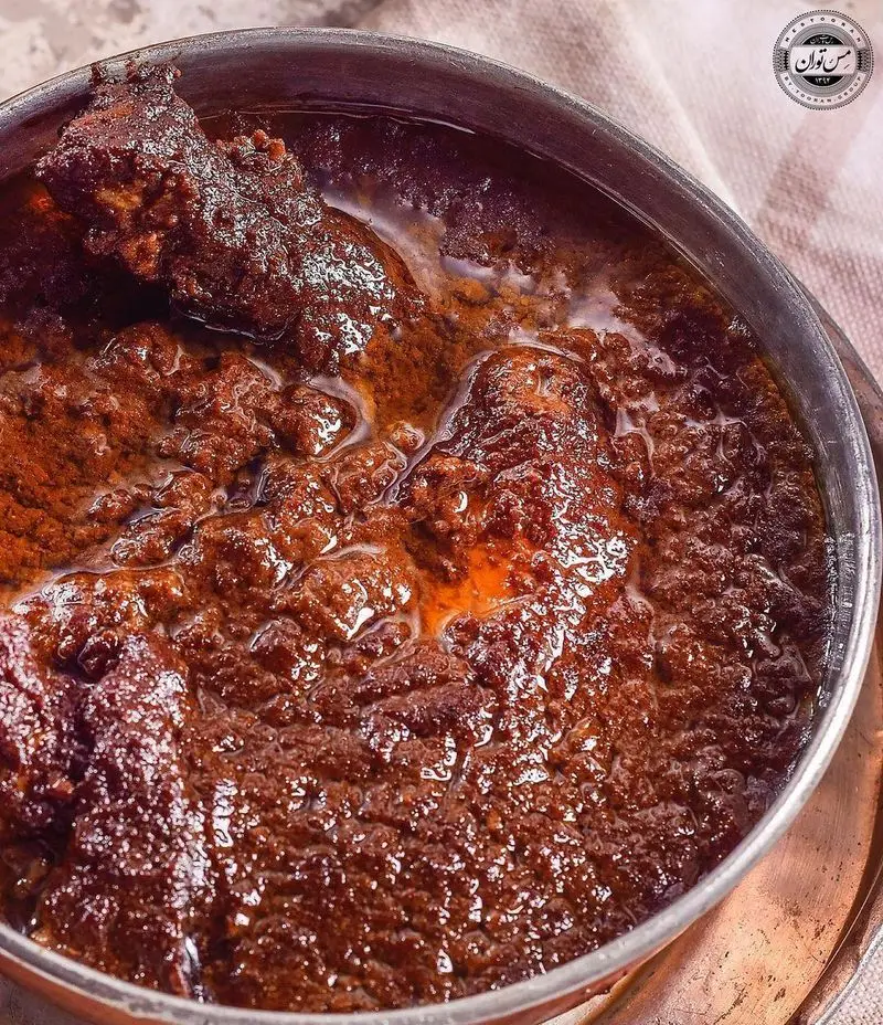 خورشت فسنجان خوشمزه با گوشت، غذای سنتی و لذیذ رستوران مس توران. بهترین طعم اصیل ایرانی و غذای شمال کشور.
