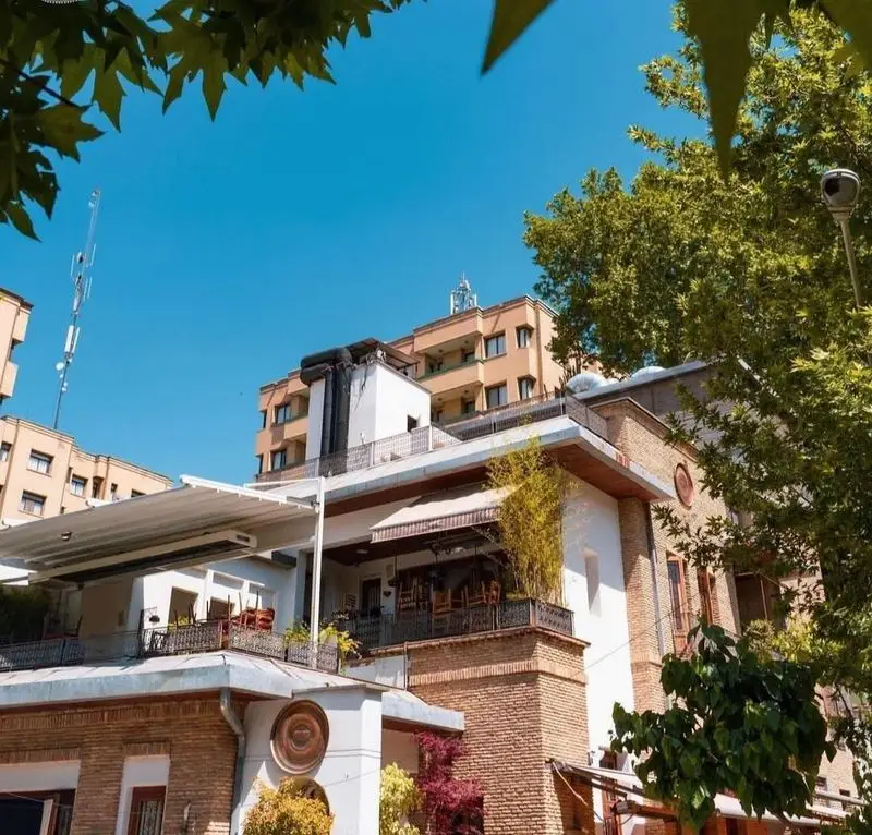 رستوران مس توران: نمای بیرونی این رستوران با تراس‌های بزرگ، معماری آجری زیبا و فضای سبز برای لذت بردن از غذا در هوای آزاد.