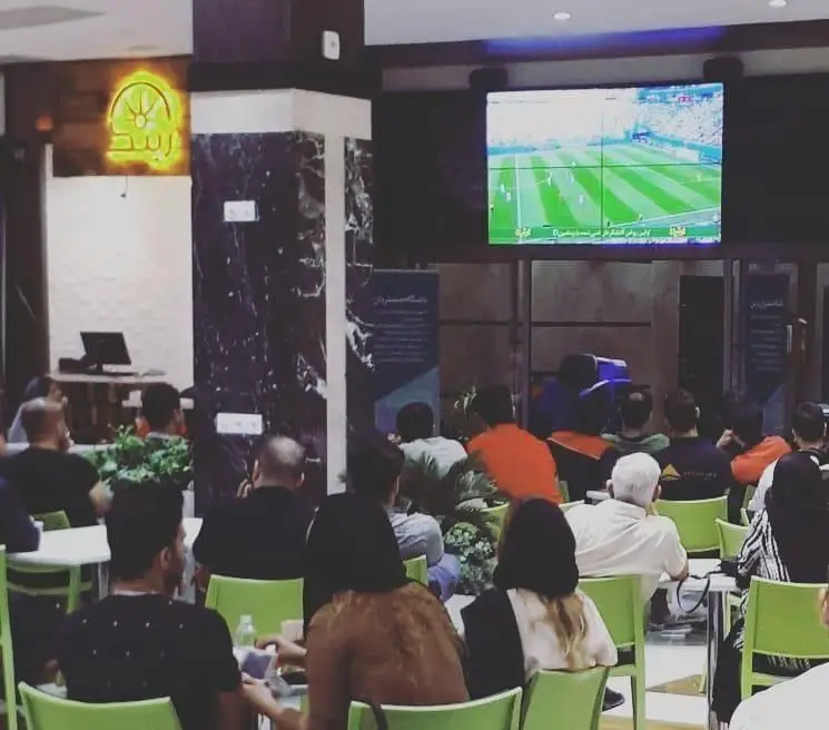 محیط دنج رستوران ایتالیایی رینگ، مکانی عالی برای تماشای فوتبال به همراه دوستان و لذت بردن از غذاهای خوشمزه ایتالیایی.