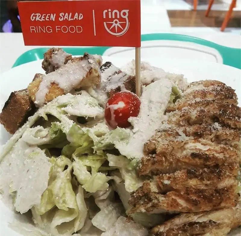 سالاد سبز رینگ فود، یک سالاد سزار با مرغ گریل، کاهو تازه، سس مخصوص و پنیر از رستوران ایتالیایی رینگ.