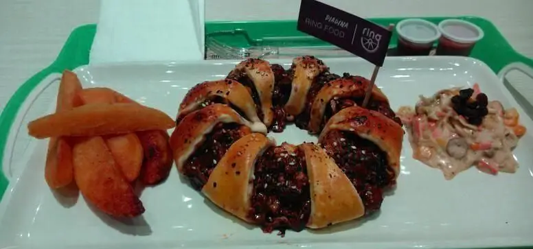 پیازینا رینگ فود؛ غذای اصلی رستوران ایتالیایی رینگ شامل نان حلقه‌ای پر شده، سیب‌زمینی تنوری و سالاد مخصوص. یک شام لذیذ.