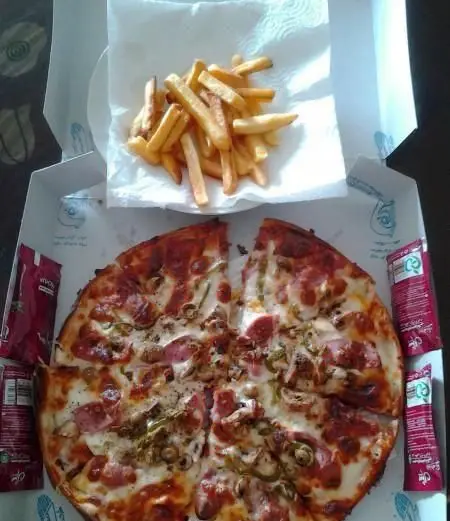 پیتزا برگر فیروزی: پیتزای داغ و تازه با ترکیب سوسیس، قارچ، زیتون و فلفل دلمه ای، همراه با سیب زمینی سرخ کرده و سس‌های گوجه فرنگی آماده سرو.