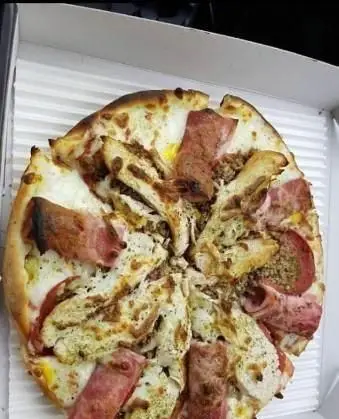 پیتزا برگر فیروزی: پیتزای ویژه با ترکیب گوشت، مرغ و ژامبون در جعبه. سفارش آنلاین و تجربه طعم بی‌نظیر غذای فیروزی.