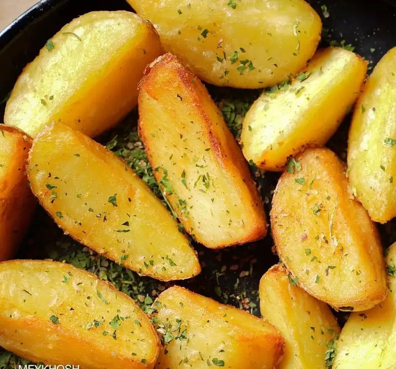 سیب زمینی وِج طلایی و معطر فست فود میخوش. تجربه طعمی لذیذ و به یاد ماندنی از سیب زمینی های سرخ شده یا تنوری ترد.