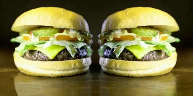 دو همبرگر چیزبرگر تازه و لذیذ با نان طلایی، کاهوی ترد، پنیر چدار و گوجه فرنگی، قابل سفارش از پیتزا هات اندرزگو.