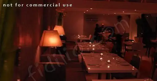 فضای داخلی دنج و دلنشین رستوران ایتالیایی پاستا فکتوری، با میزهای چیده شده برای شامی به یادماندنی و دکوراسیونی گرم و دلپذیر.