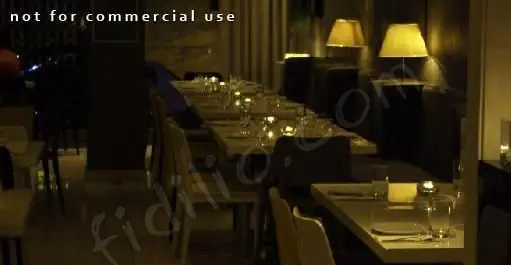 نمایی از فضای داخلی گرم و دوستانه رستوران ایتالیایی پاستا فکتوری، با میزهای چیده شده برای تجربه غذایی دلنشین.