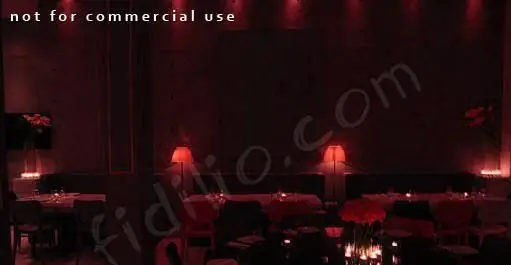 رستوران ایتالیایی پاستا فکتوری: فضای داخلی دنج با نور قرمز، میزهای چیده شده برای یک شام خاص و تجربه‌ای دلنشین در تهران.