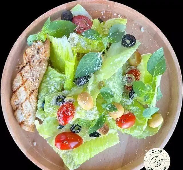 سالاد سزار مرغ گریل تازه و رژیمی سالادبار چیا با کاهو، گوجه، زیتون، پنیر پارمسان و سس مخصوص.