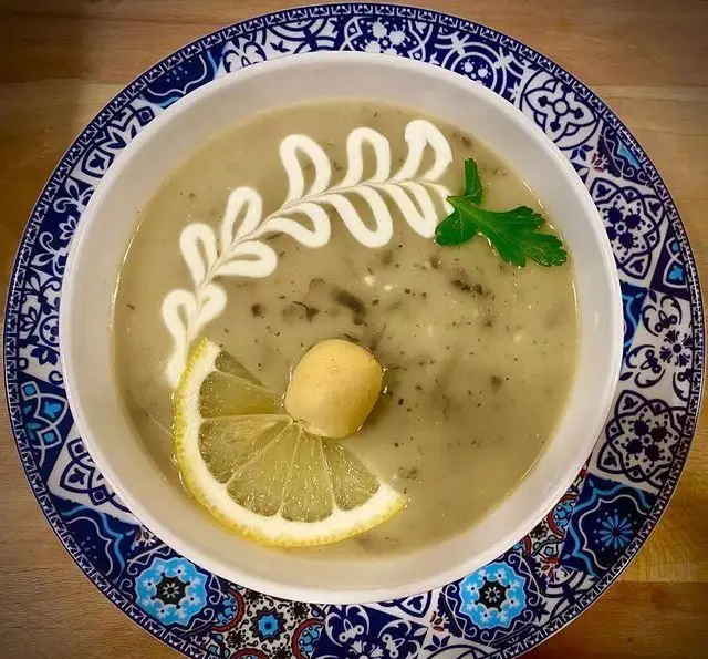 سوپ خوشمزه و سالم سالادبار چیا با تزیین هنرمندانه لیمو، زیتون و سبزیجات تازه. تجربه‌ای بی‌نظیر از طعم و زیبایی در چیا.