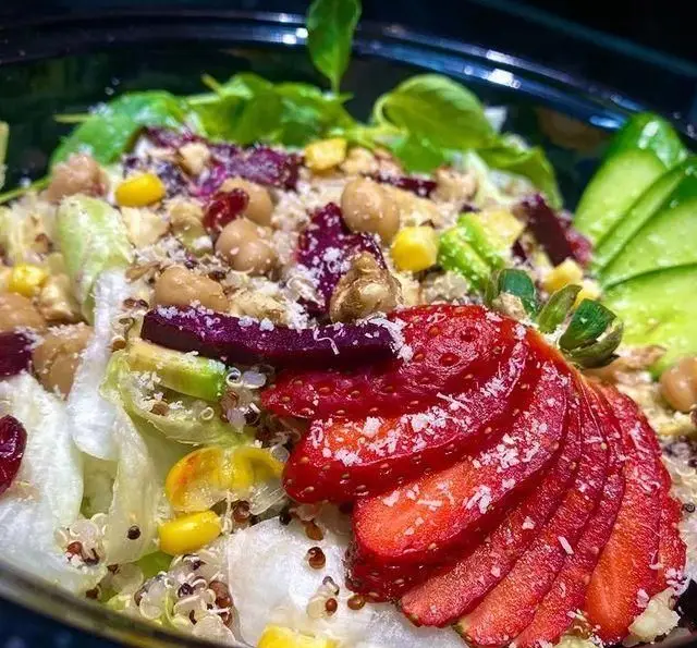 سالاد مقوی و رنگارنگ سالادبار چیا با توت فرنگی اسلایس شده، کینوا، نخود، چغندر، سبزیجات، خیار و مغزها. انتخابی سالم و تازه.