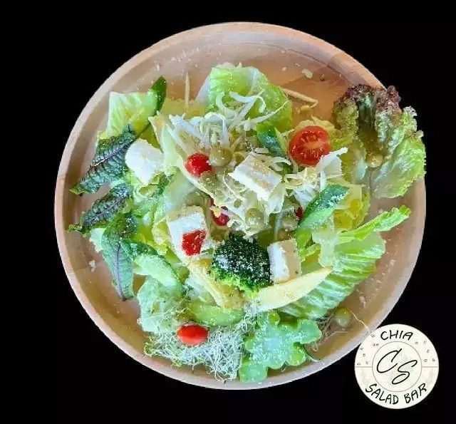 سالاد سالم و تازه سالادبار چیا در کاسه‌ای چوبی، با کاهو، پنیر فتا، گوجه گیلاسی، بروکلی، ذرت و جوانه‌ها.