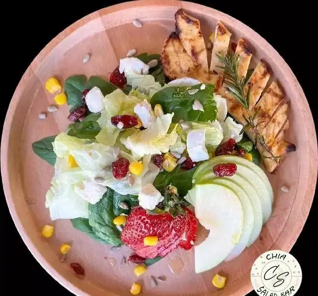 سالاد تازه و رژیمی سالادبار چیا با مرغ گریل، کاهو، اسفناج، سیب، توت فرنگی، ذرت، پنیر و تخمه آفتابگردان.