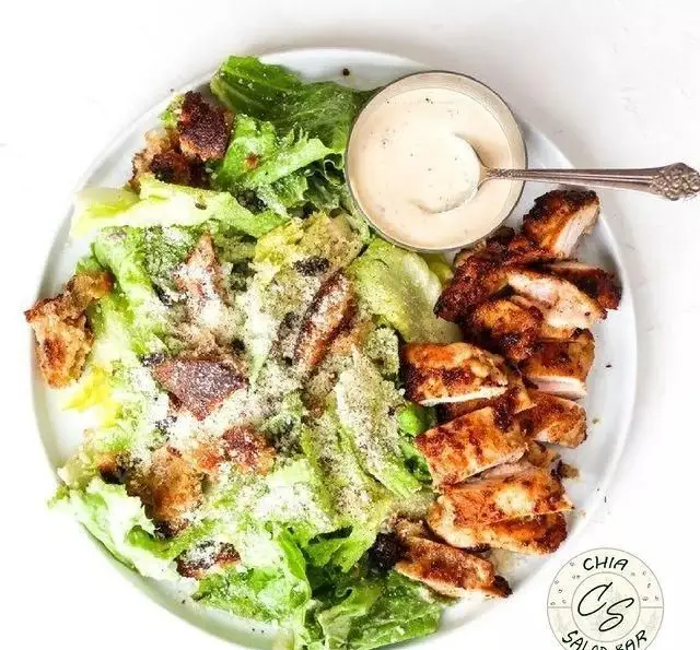 سالاد سزار مرغ گریل شده، شامل کاهو تازه، کروتون، پنیر پارمزان و سس مخصوص، انتخابی سالم از سالادبار چیا.