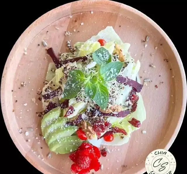 سالاد مخصوص سالادبار چیا با کاهوی تازه، آووکادو، گردو، جوانه، ریحان و دانه های مغذی، انتخابی سالم و رژیمی.