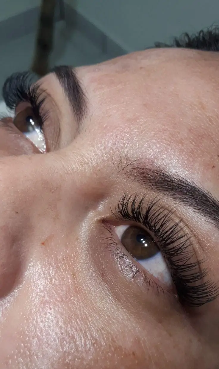 کاشت و اکستنشن مژه والیوم با تراکم بالا و فر بسیار زیبا برای چشمهای قهوهای در سالن تخصصی زیبایی و آرایشگاه زنانه تهران
