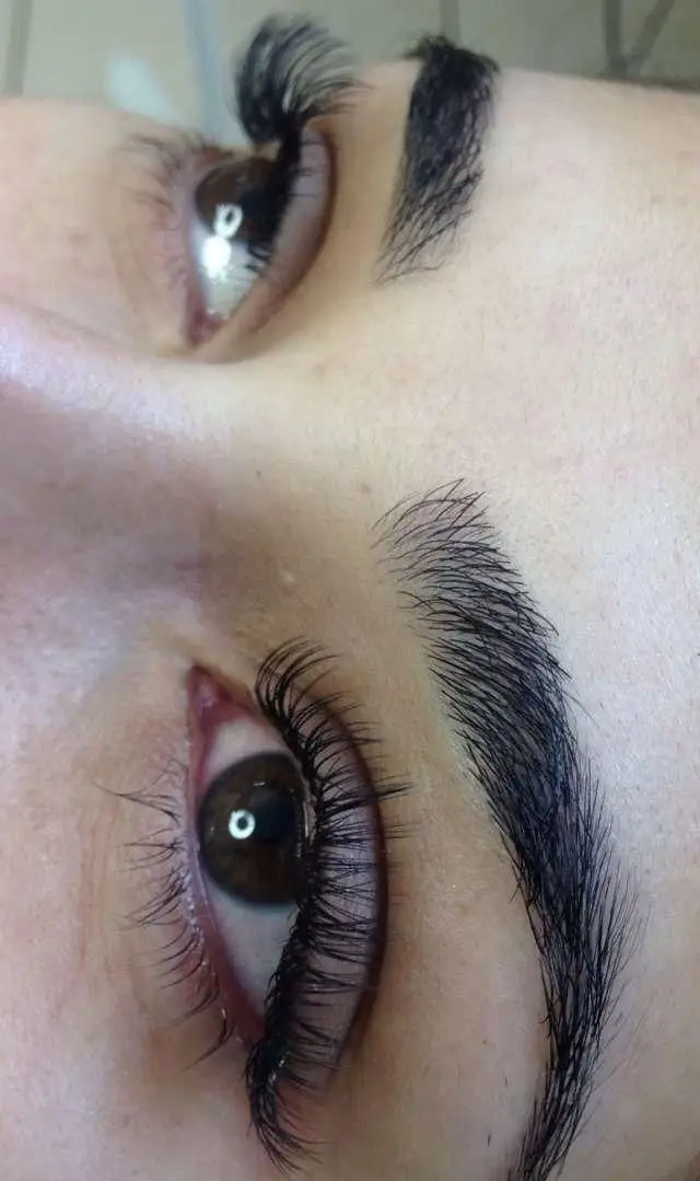 عکس نزدیک از اکستنشن مژه والیوم مشکی و کاشت مژه طبیعی به همراه میکروبلیدینگ و فیبروز ابرو در سالن زیبایی تخصصی تهران