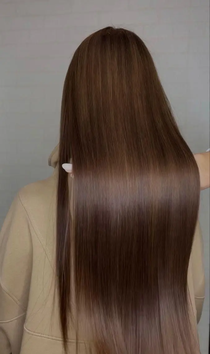عکس موهای بلند، بسیار صاف و براق قهوهای رنگ بعد از انجام خدمات تخصصی کراتینه و پروتئین تراپی مو در سالن زیبایی معتبر