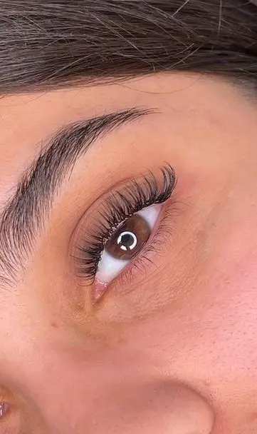 عکس باکیفیت از اکستنشن مژه اسپایکی و کاشت مژه طبیعی بلند و فر دار به همراه ابروهای مرتب و اصلاح شده در سالن زیبایی