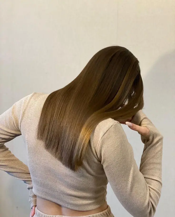 عکس موهای صاف، براق و ابریشمی بعد از انجام خدمات کراتینه مو و پروتئین تراپی تخصصی در مرکز زیبایی و احیای مو تهران