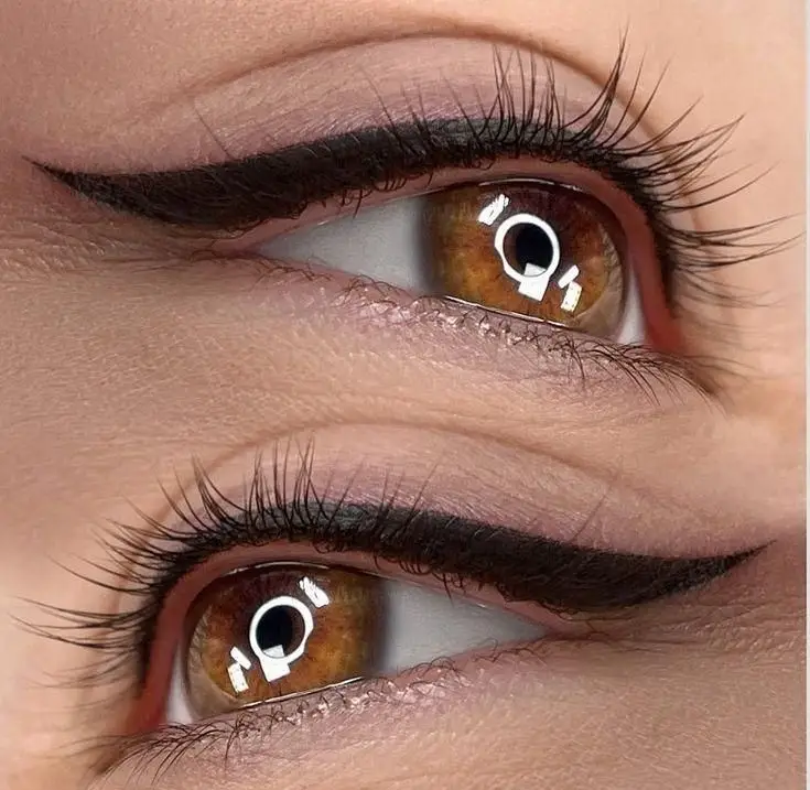 نمونه کار تاتو خط چشم دائم و بن مژه مینیاتوری بسیار ظریف و قرینه برای درشتتر نشان دادن چشمها با ماندگاری بالا